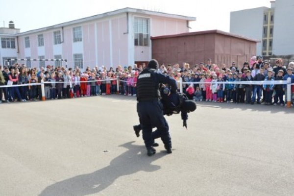Jandarmii, demonstraţie la Şcoala Jean Bart: câinii de serviciu şi subunitatea de intervenţie au făcut spectacol